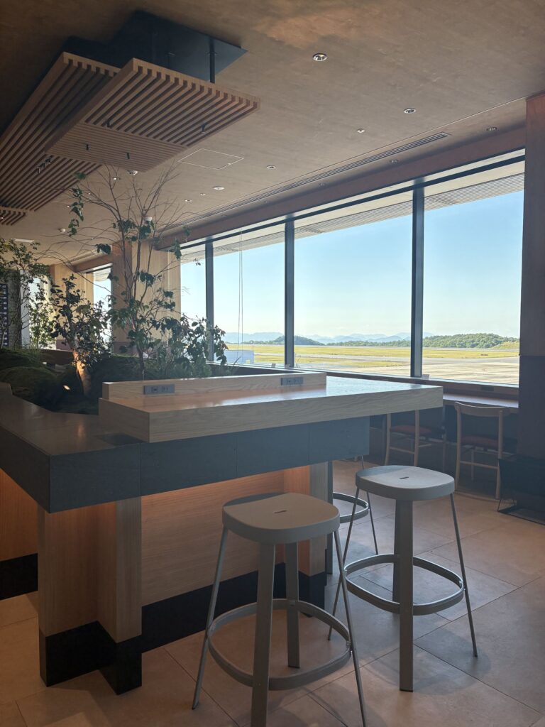 国内カードラウンジの内観