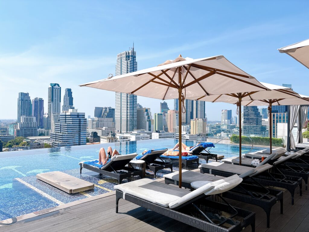 バンコク市内のホテルにあるプール