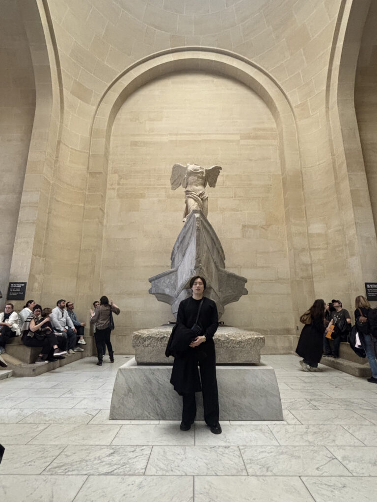 ルーブル美術館で撮影した田中優介の顔