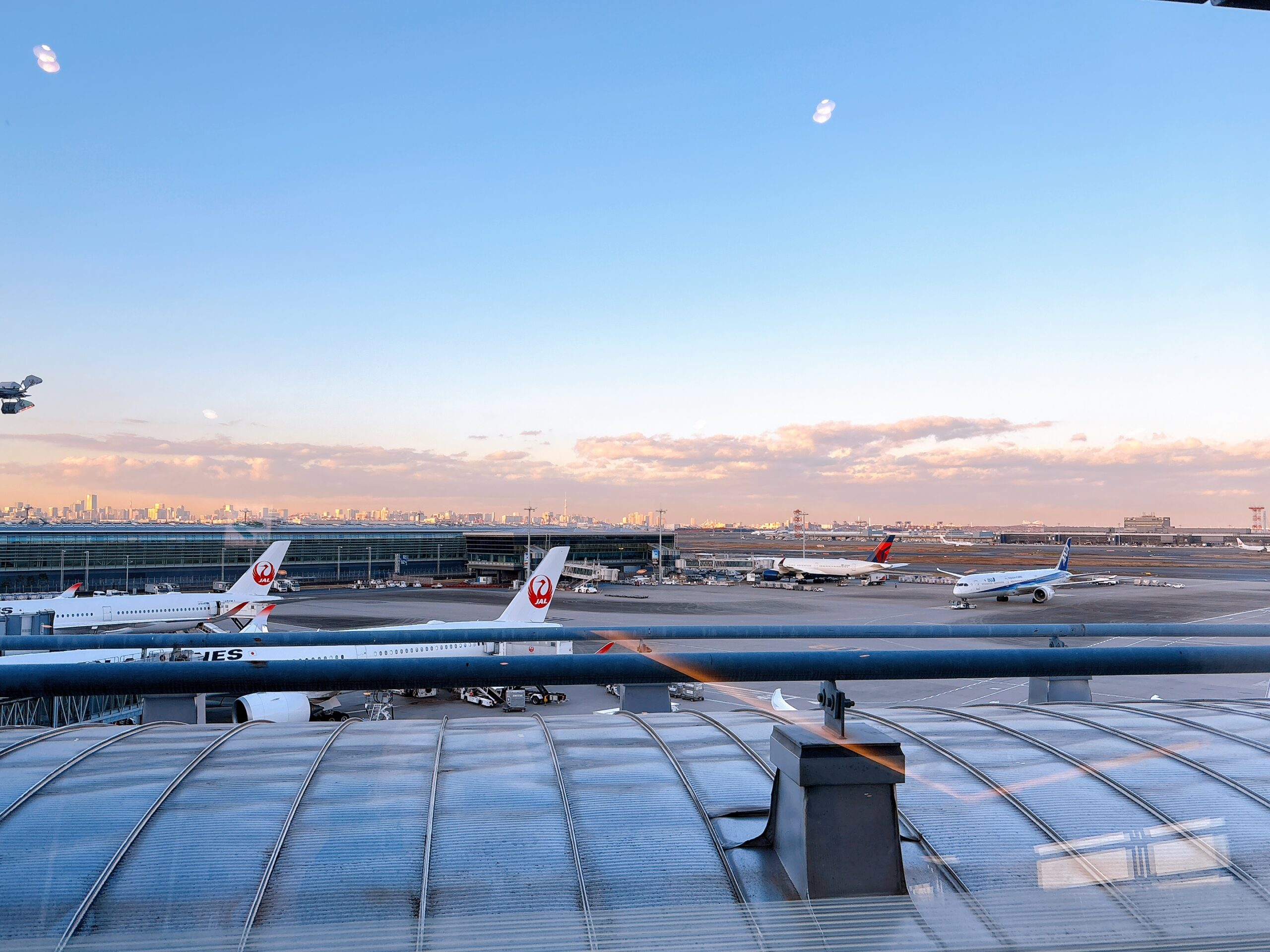 羽田空港に駐機するJAL機材