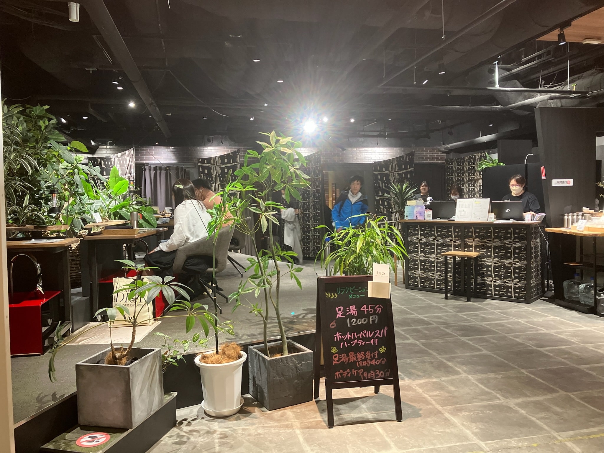 足湯カフェ&ボディケア LUCKの内観