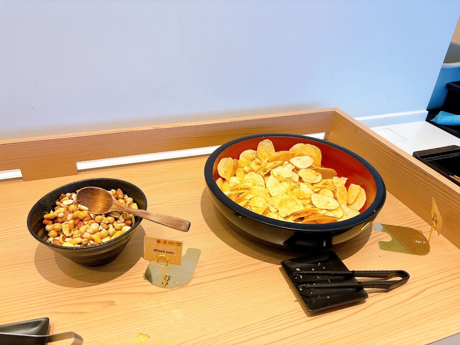 ミックスナッツとポテトチップス