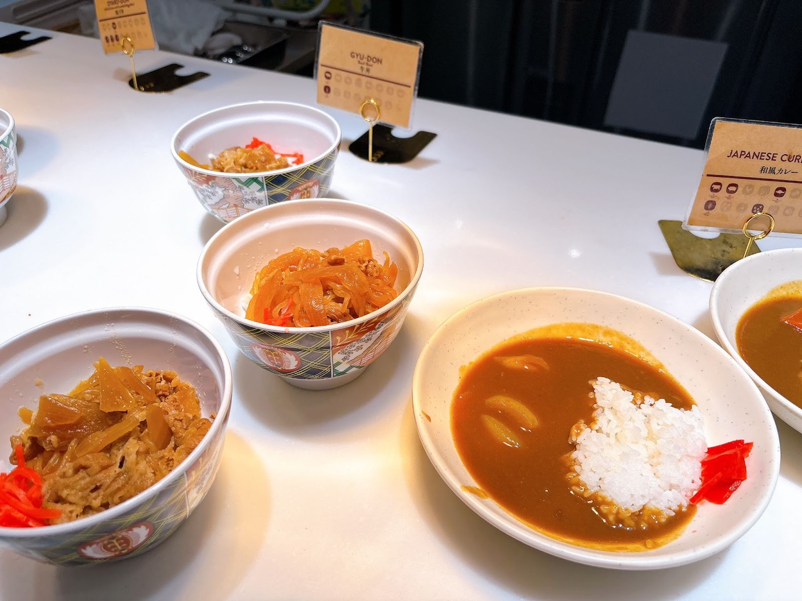 カレーライスや牛丼